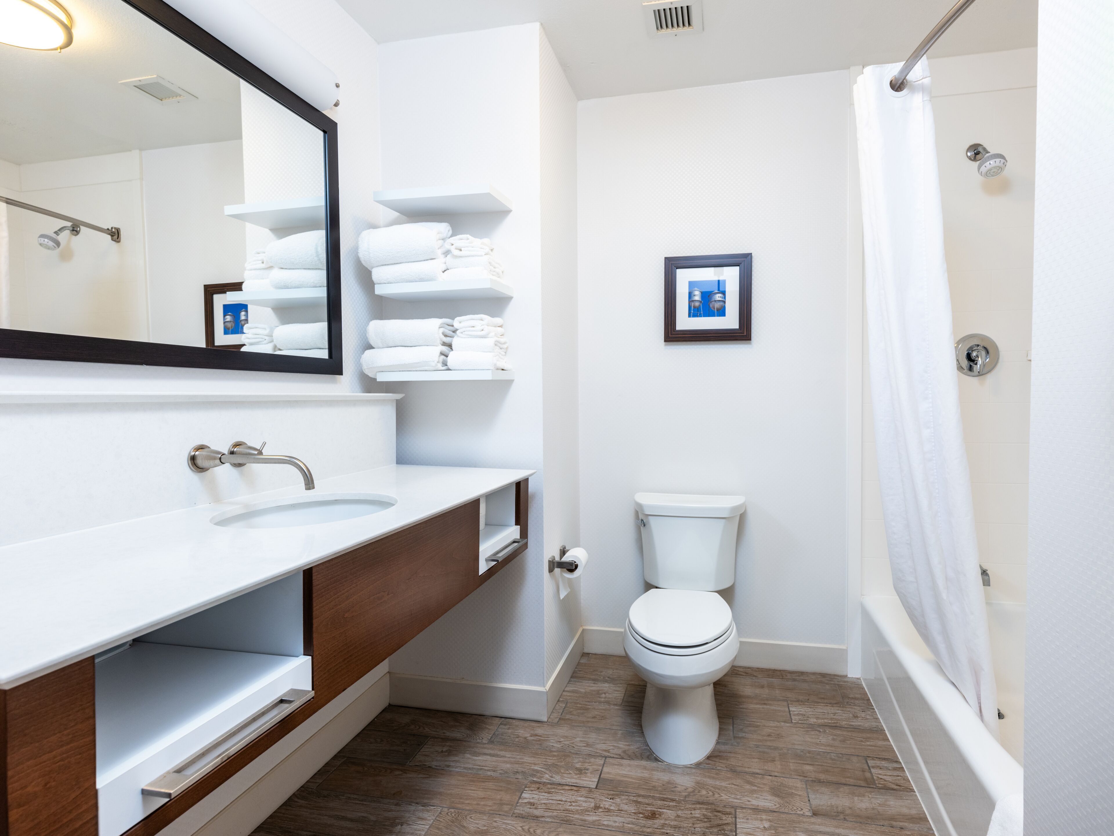 standard two queen room | bathroom | combined shower/bathtub, free toiletries, hair dryer, towels