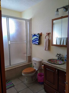 Ensemble douche/baignoire, sĂšche-cheveux, serviettes fournies, savon