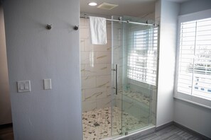 Habitación individual, 1 cama de matrimonio grande | Baño | Toallas