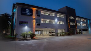 Ein mehrstöckiges Hotel mit der Beschilderung "PICO RIVERA INN & SUITES".