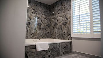 Studio Suite, 1 King Bed, Jetted Tub | Bathroom | Towels