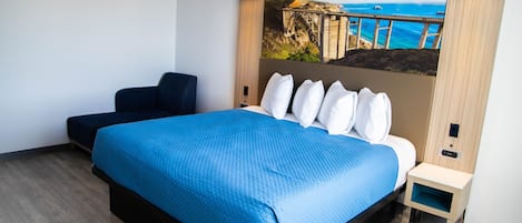 Chambre Simple Supérieure, 1 trÚs grand lit | Fer et planche à repasser, Wi-Fi gratuit, draps fournis