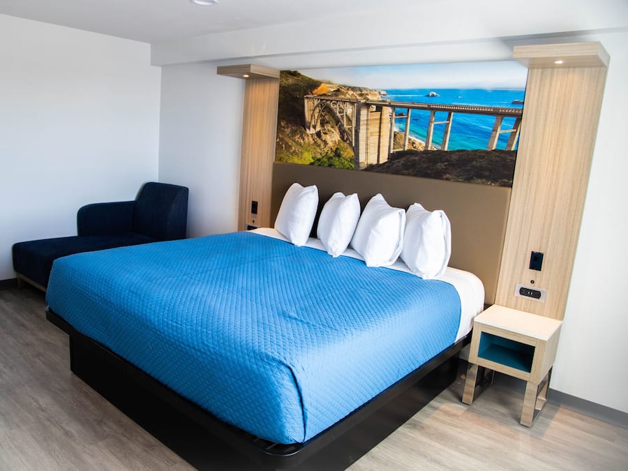 Habitación individual superior, 1 cama King size | Tabla de planchar con plancha, wifi gratis y ropa de cama