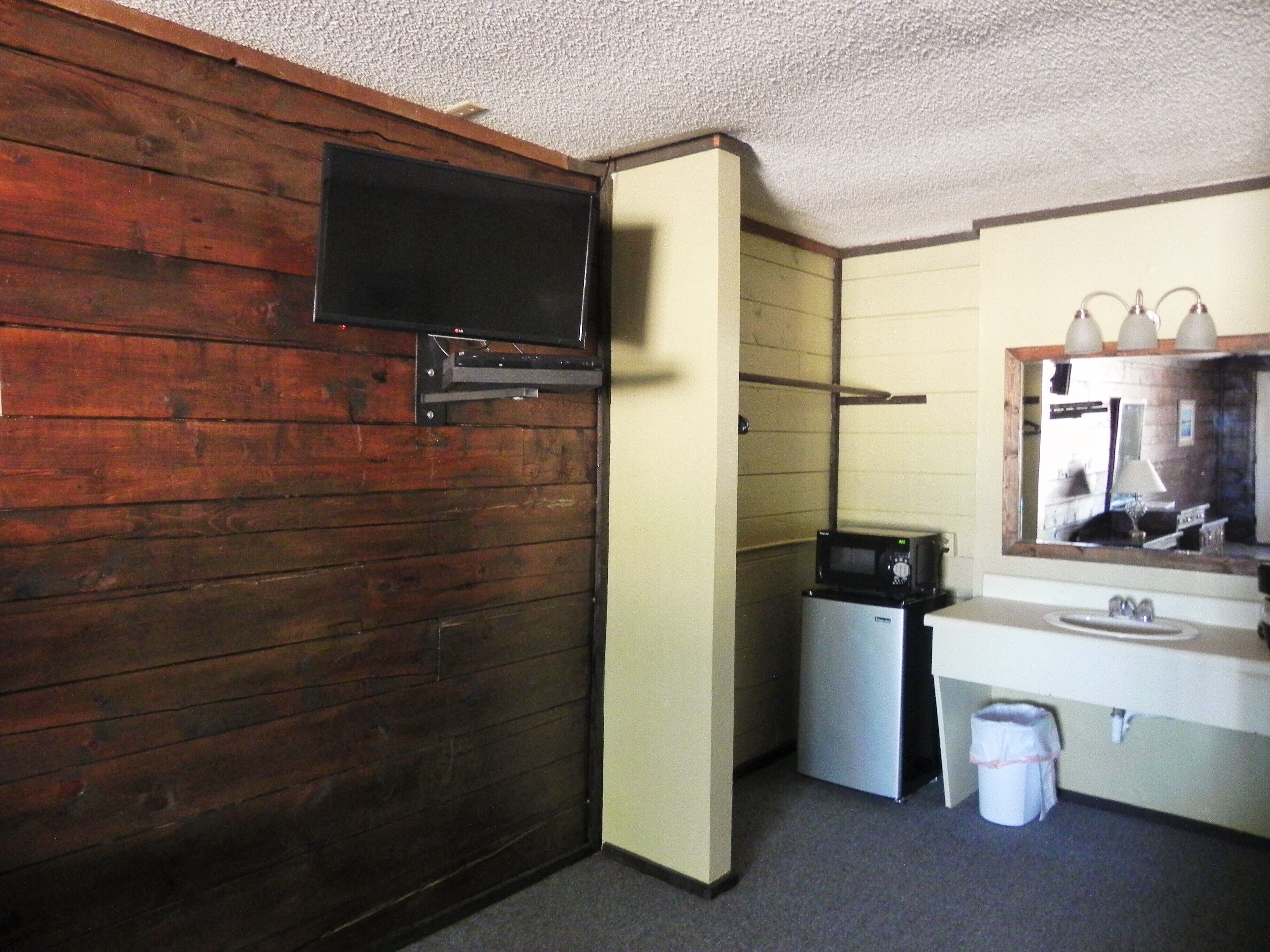 standard room, lake view | private kitchenette | microwave, freezer