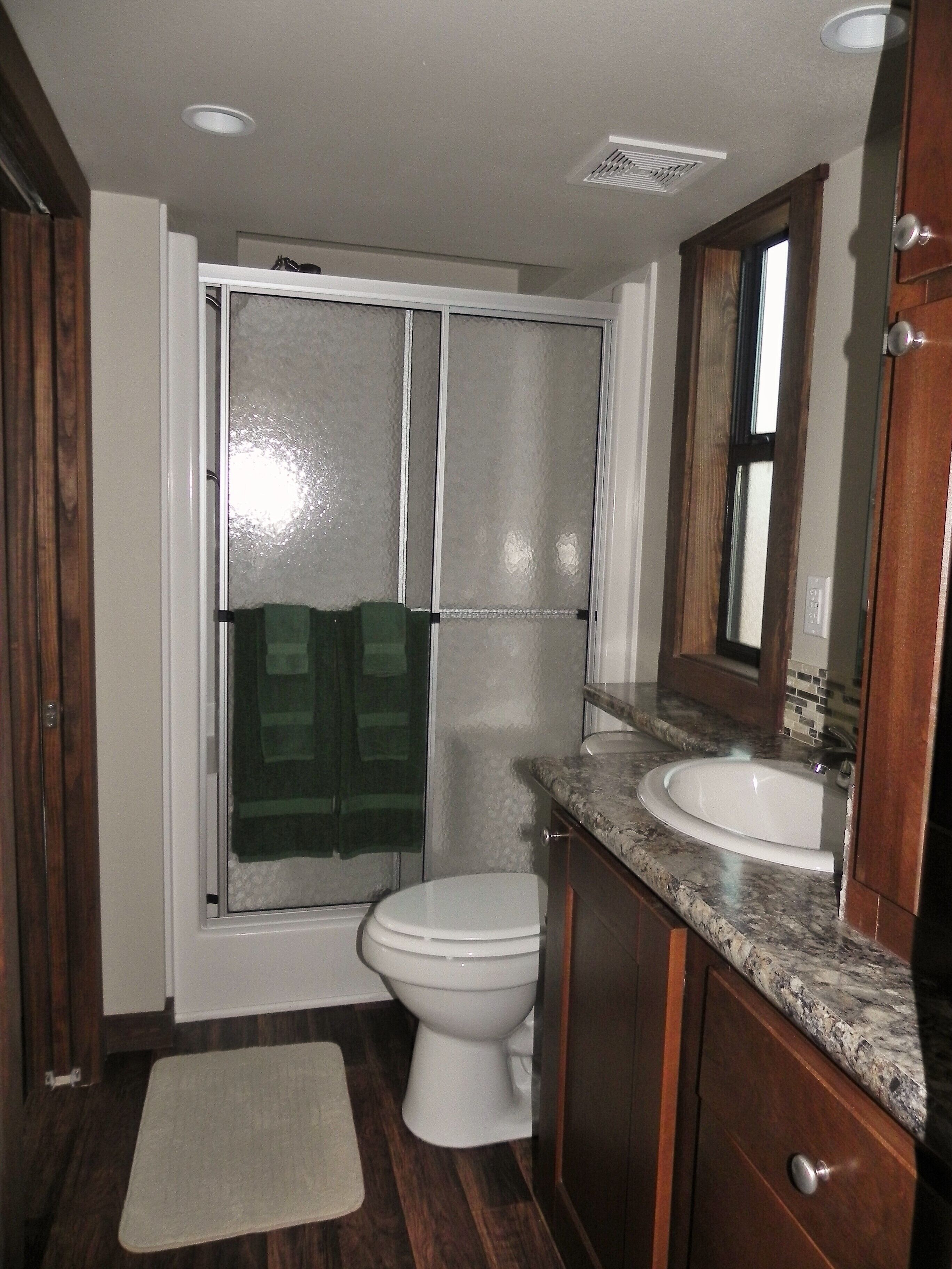 signature cottage, lake view | bathroom | combined shower/bathtub, free toiletries, towels