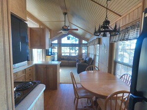 Cottage Signature, vue lac | Restauration dans la chambre