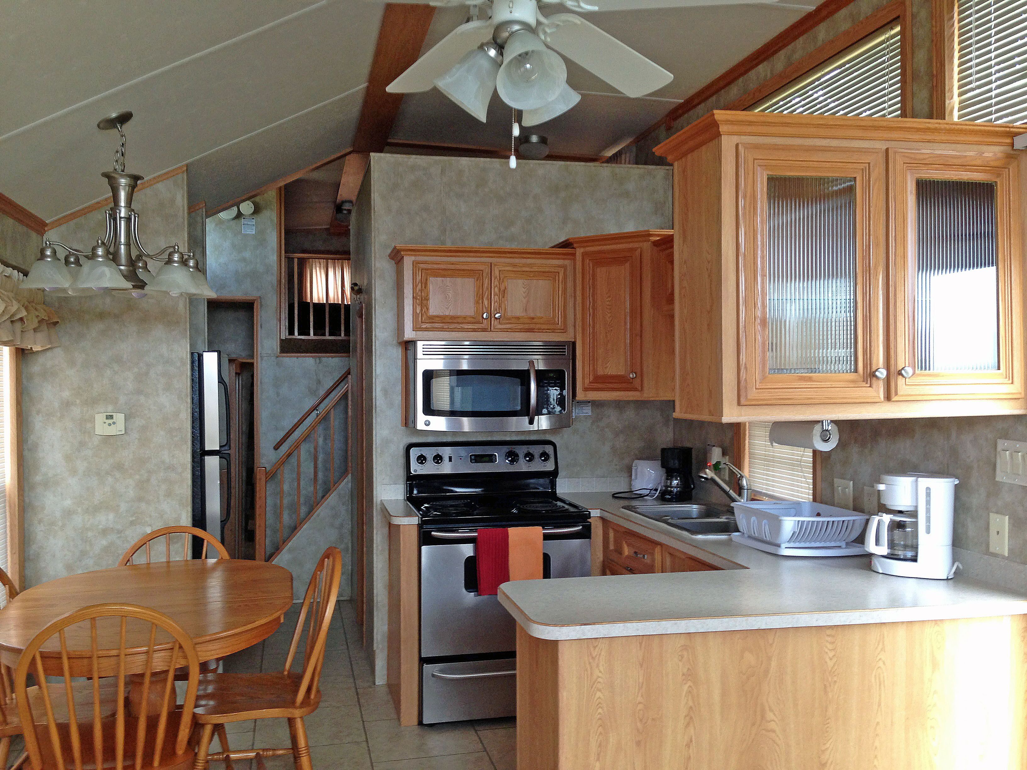 signature cottage, lake view | private kitchen | microwave, freezer