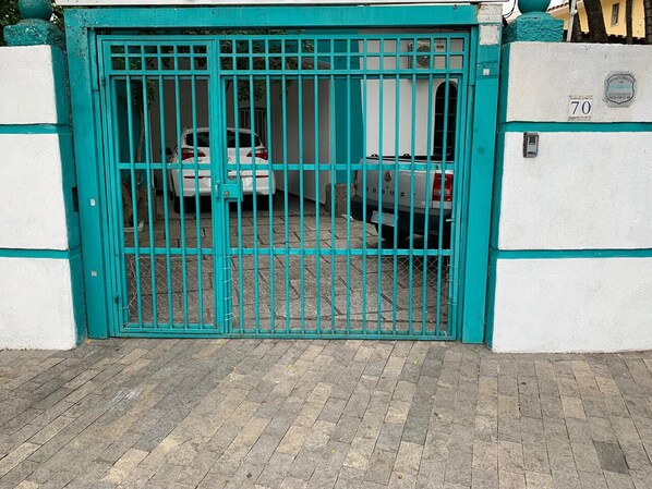 Fachada de la propiedad