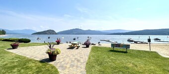 Shuswap Lakeside Retreat - Waterfront - Shuswap Vacations and Sledding Accommodation