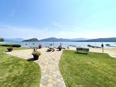 Shuswap Lakeside Retreat - Waterfront - Shuswap Vacations and Sledding Accommodation