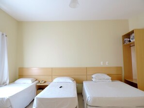 Phòng 3 Deluxe, 3 giường đơn | Minibar, bàn, khu vực làm việc phù hợp cho laptop 