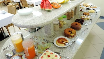 Café da manhã com buffet grátis todos os dias