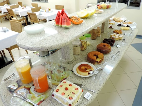 Free daily buffet breakfast. Hotel Pequeno Mundo II