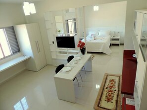 Studio Suite Mewah, 1 Tempat Tidur Queen | Minibar, meja kerja, ruang kerja ramah laptop, dan setrika/meja setrika