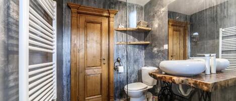 Shower, hair dryer, towels, shampoo
