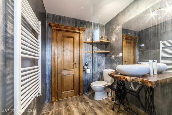 Shower, hair dryer, towels, shampoo