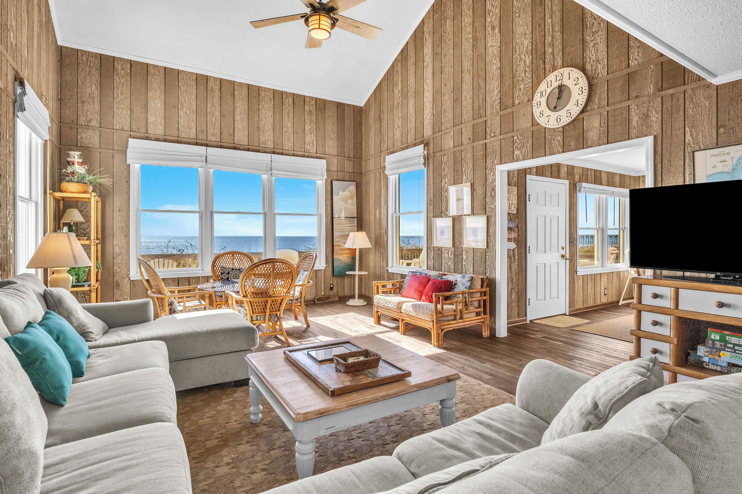 Televisión, futbolito y libros 