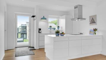 Køleskab, kogeplade, opvaskemaskine, kaffe-/temaskine