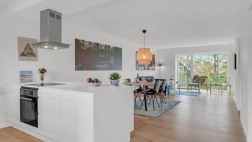 Køleskab, kogeplade, opvaskemaskine, kaffe-/temaskine