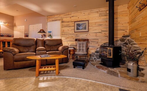 Trail's End- couples retreat close to downtown