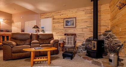 Trail's End- couples retreat close to downtown