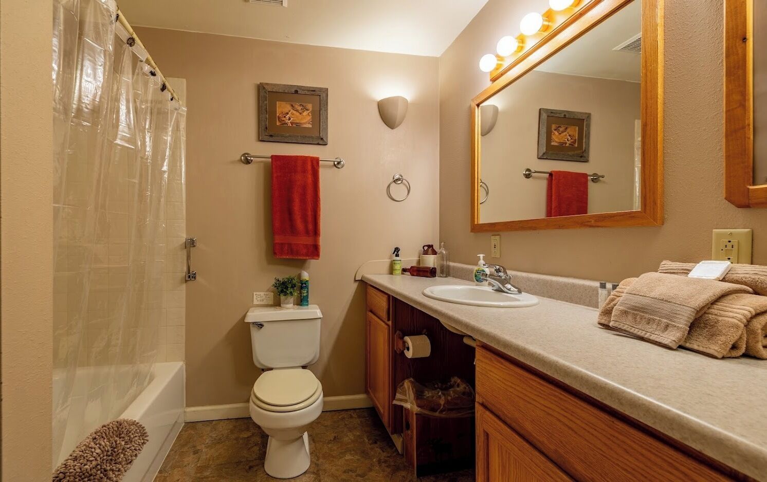 Une salle de bain équipée d’une douche, de toilettes, d’un lavabo et d’un meuble-lavabo.
