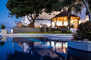 Outdoor pool, pool umbrellas, pool loungers - Hotel Vistalmar (Manta)