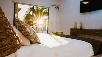 Tabla de planchar con plancha, wifi gratis y ropa de cama