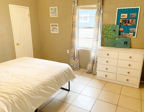 2 bedrooms, iron/ironing board, WiFi, bed sheets - Perfect for SXSW. East Austin Gem. Close to 6th, Rainey, UT (Austin)