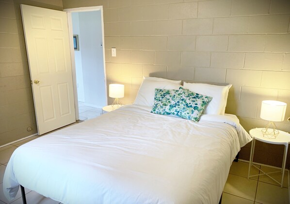 2 bedrooms, iron/ironing board, WiFi, bed sheets - Perfect for SXSW. East Austin Gem. Close to 6th, Rainey, UT (Austin)