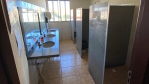 A bathroom with two sinks, a mirror, and a shower stall. - Hotel Londe (Patrocinio)