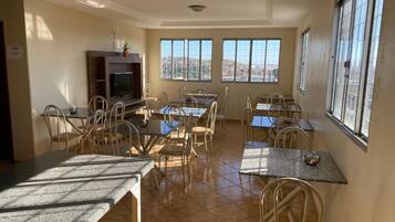 Café da manhã com buffet grátis todos os dias