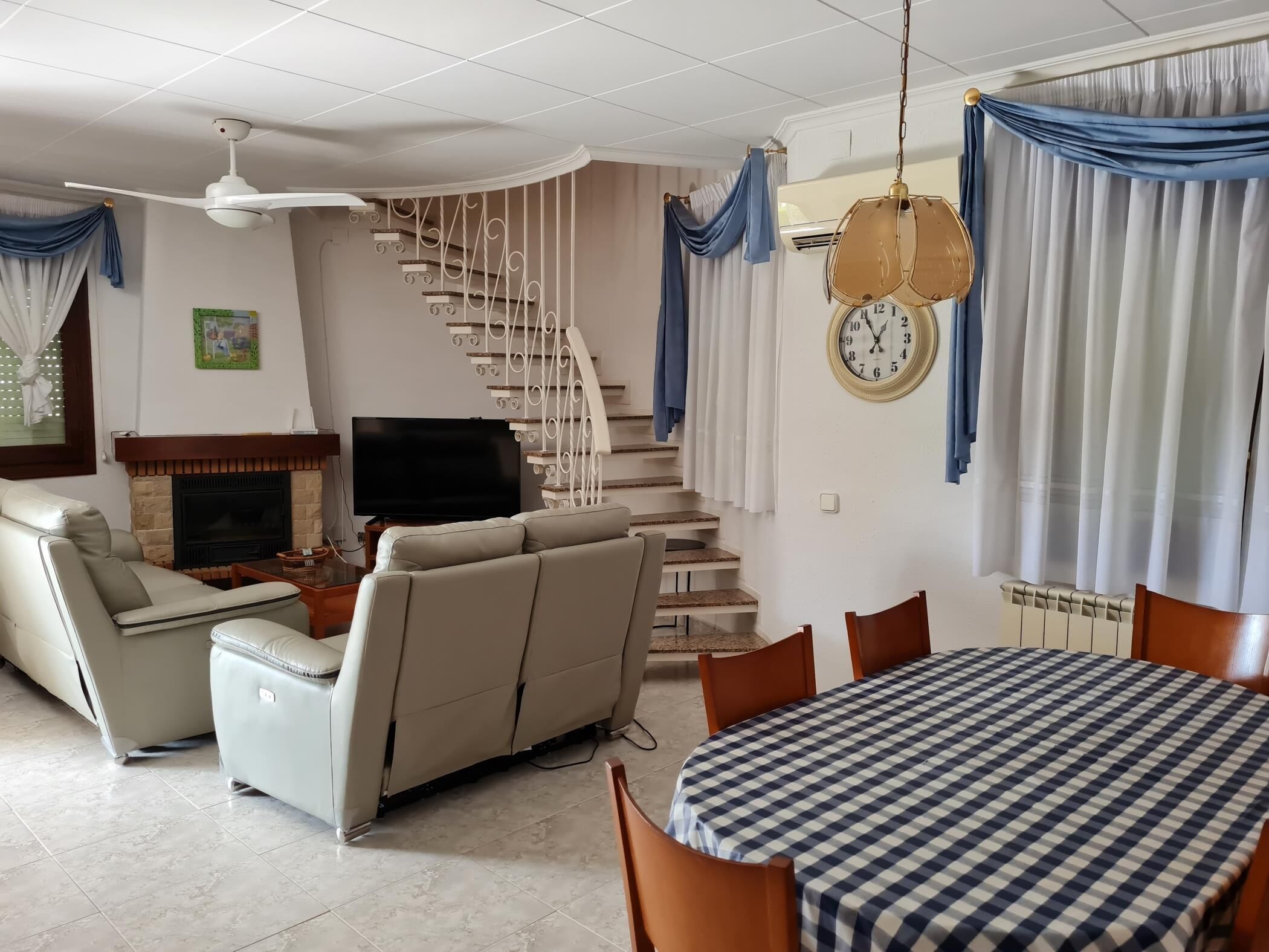 Een televisie en een open haard