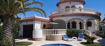 Charming villa with private pool located in Miami Platja