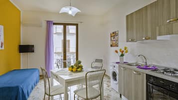Fridge, cookware/dishes/utensils