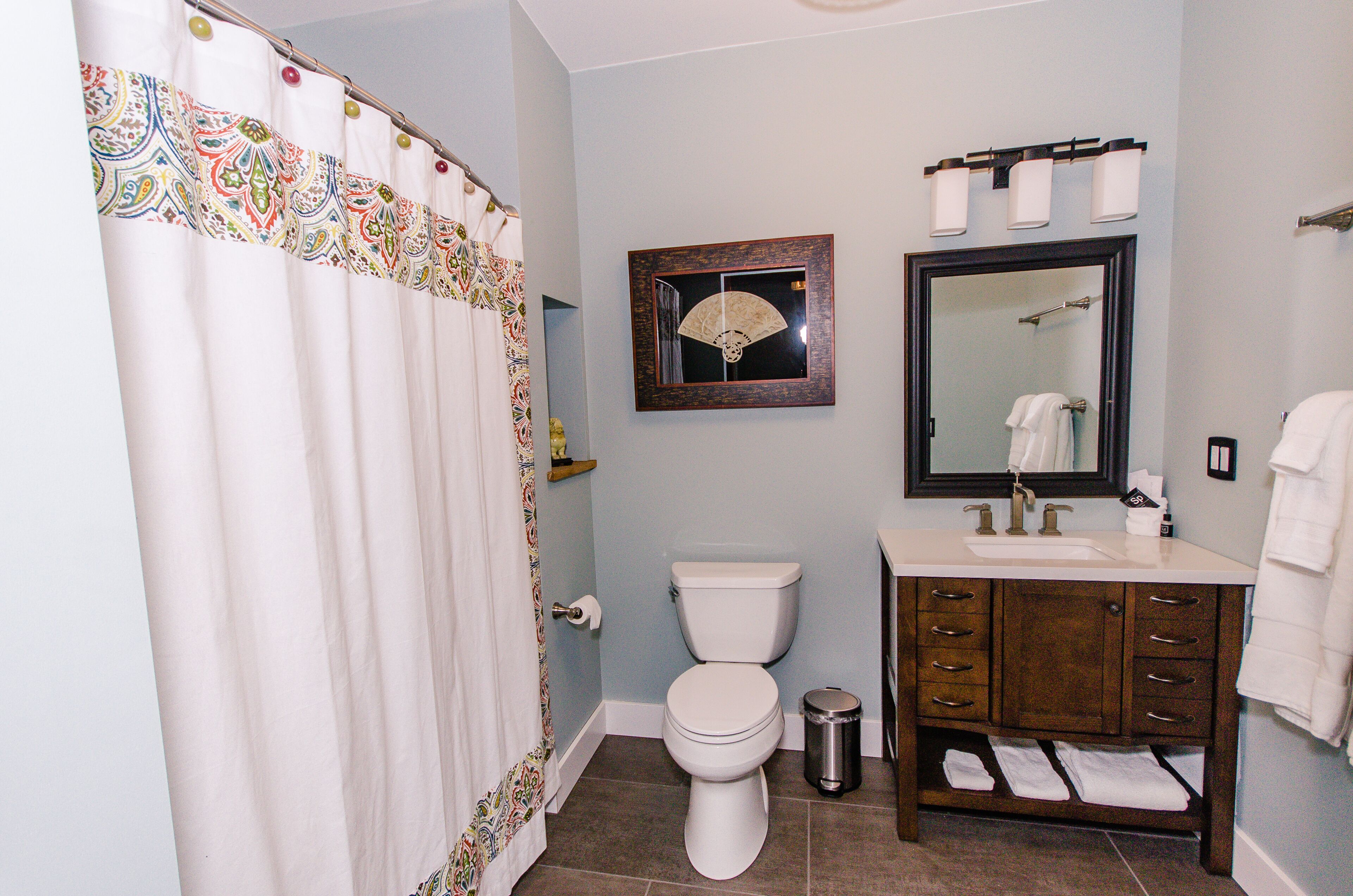 Une salle de bain avec des toilettes, un lavabo et un meuble-lavabo.