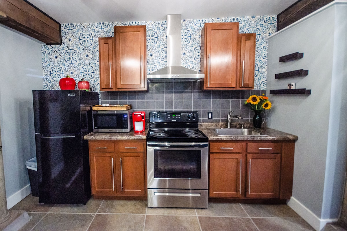 signature suite, 1 queen bed with sofa bed, kitchen, ground floor (freeman) | private kitchen | microwave, coffee/tea maker, toaster, cookware/dishes/utensils