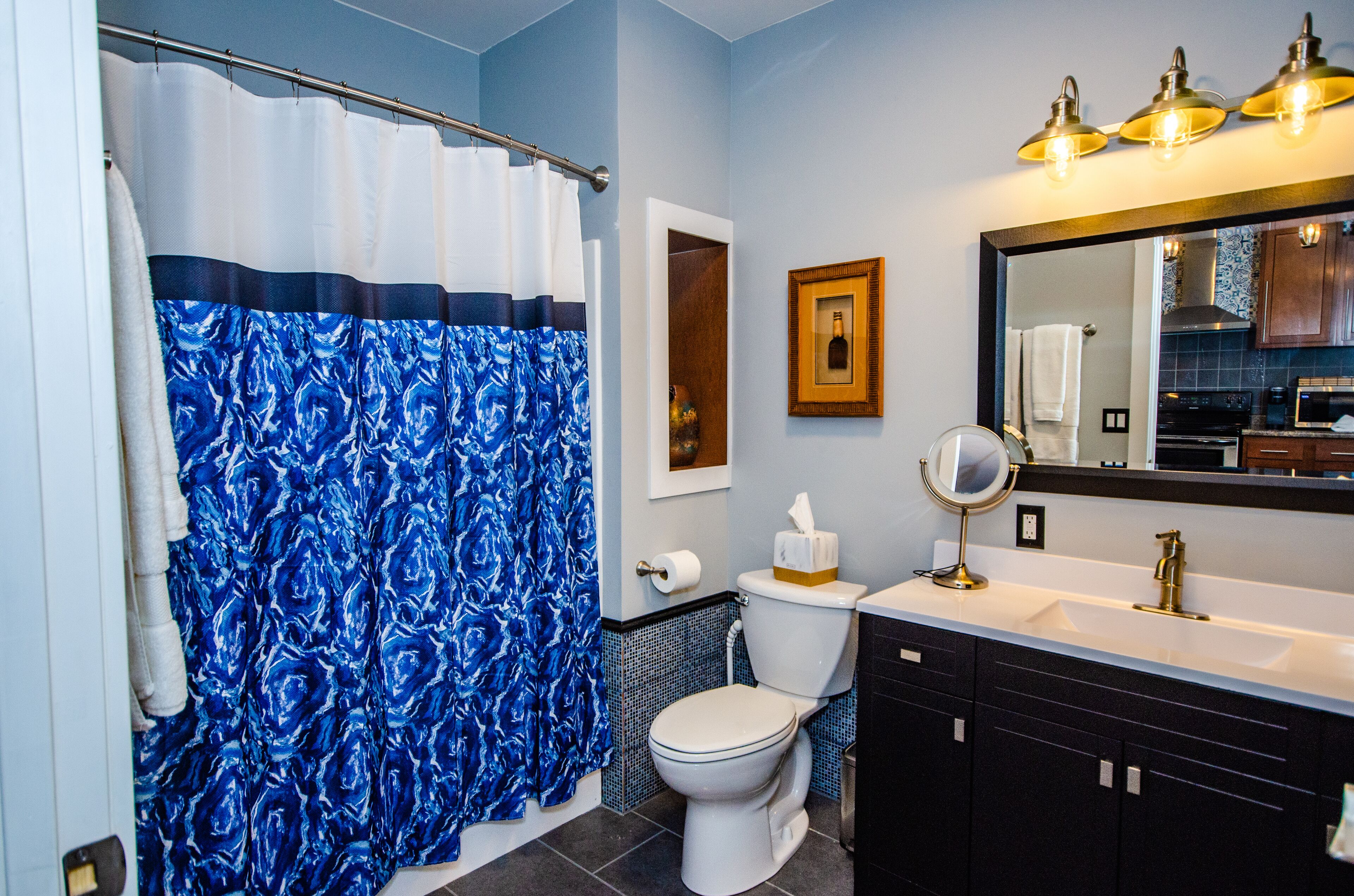 signature suite, 1 queen bed with sofa bed, kitchen, ground floor (freeman) | bathroom | combined shower/bathtub, designer toiletries, hair dryer, towels