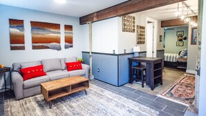 Suite – signature, 1 queensize-seng med sovesofa, kjøkken, 1. etasje (Freeman) | Oppholdsområde | En 50-tommers LED-TV med kabel-kanaler samt TV og Netflix