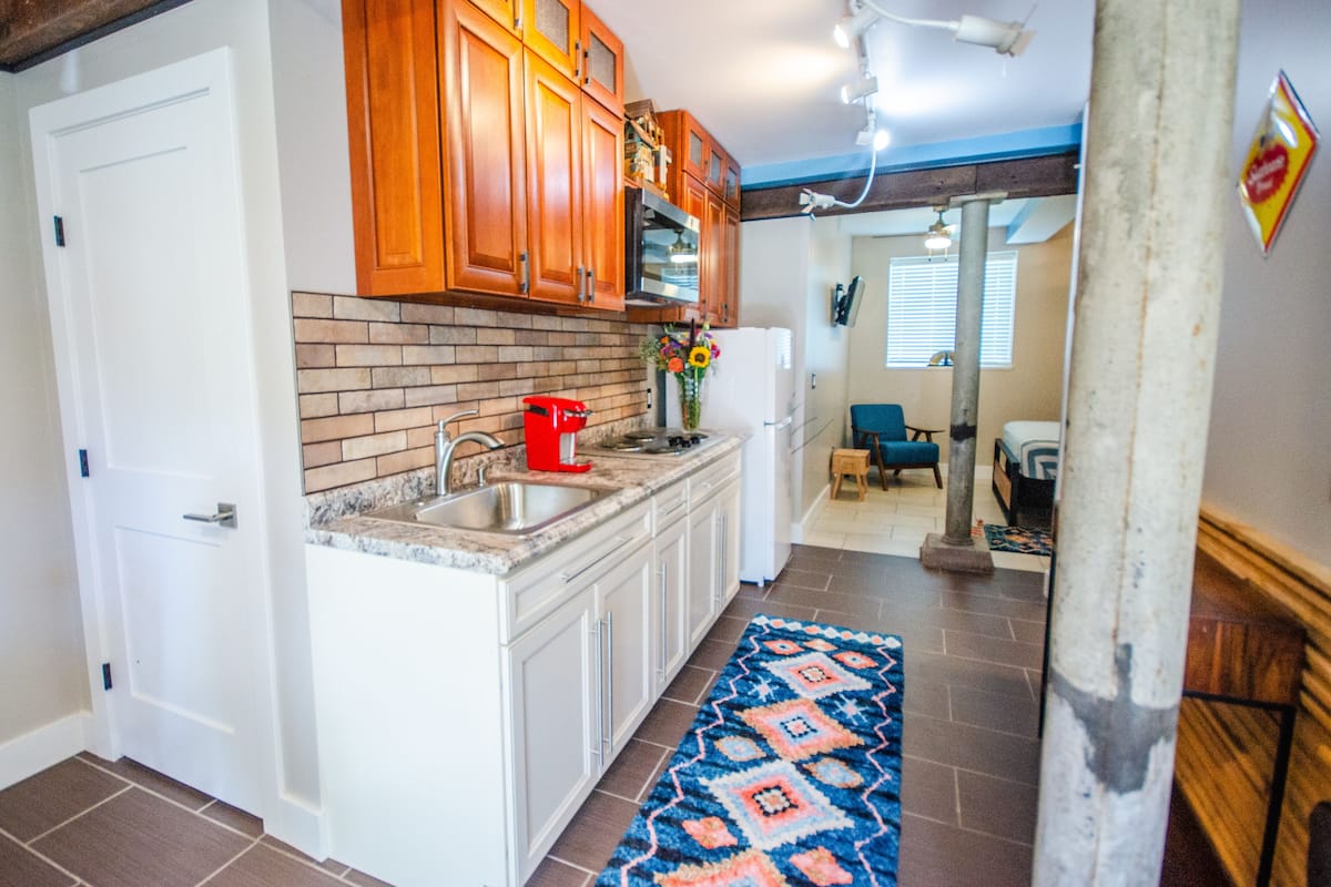 luxury suite, 1 bedroom, kitchen, ground floor (crawford) | private kitchen | microwave, coffee/tea maker, toaster, cookware/dishes/utensils