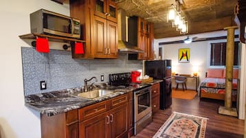 Suíte presidencial, 2 camas Queen, cozinha, no piso térreo (Davenport) | Cozinha privada | Micro-ondas, cafeteira/chaleira, torradeira