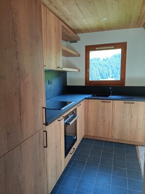 冰箱、微波炉、烤箱、炉灶