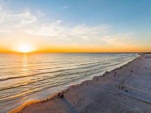 Beach nearby, sun-loungers, beach towels - Sun-Soaked & Relaxing Gem ~ Steps to Beach ~ Pool! (Siesta Key)