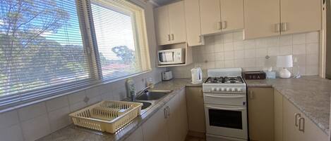 Réfrigérateur, four, plaque de cuisson, grille-pain