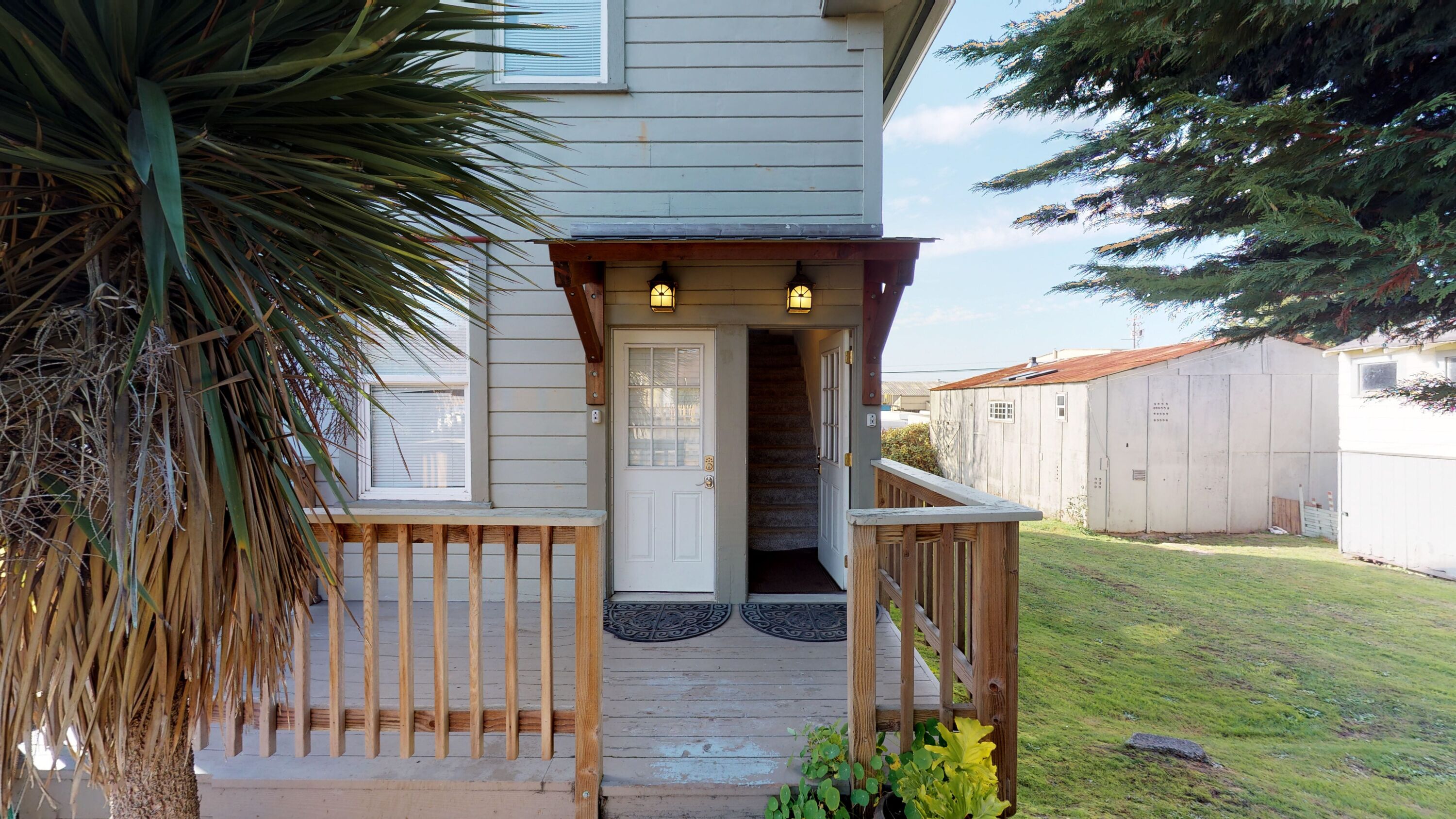 Uptown Rooftop Views, Modern 2 Bedroom Home