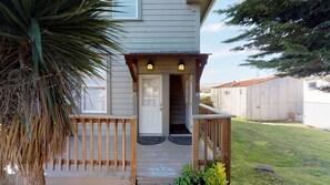 Exterior detail - Uptown Rooftop Views, Modern 2 Bedroom Home (Eureka)