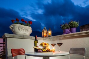 Outdoor dining - Large apartment with air conditioning, Wi-Fi 3 bedrooms 3 bathrooms sleeps 11 (Carini)