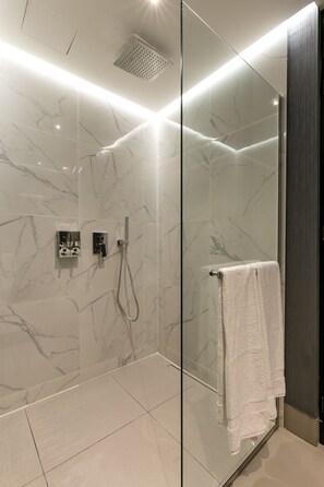 Dutxa, assecador de cabells, tovalloles i sabó 