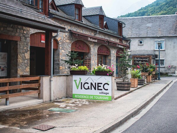 Exterior - Cozy 2-room apartment with terrace and pool in Vignec (Vignec)