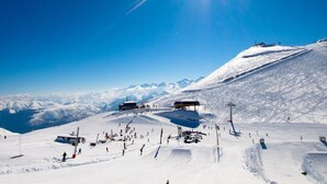 A ski resort with snow-covered slopes, ski lifts, and a clear blue sky. - Cozy 2-room apartment with terrace and pool in Vignec (Vignec)